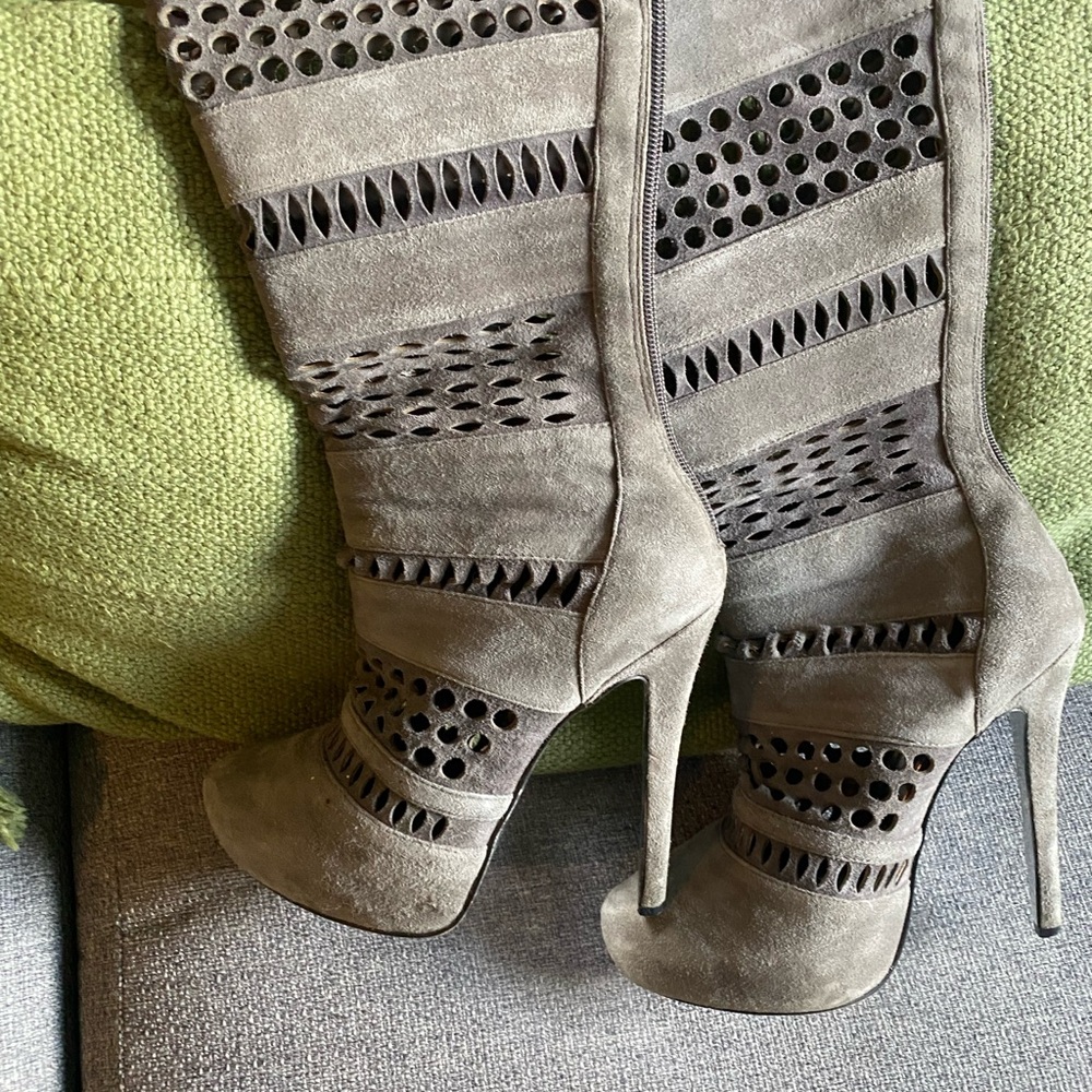 Suede leather BEBE boots, beautiful for the falls season